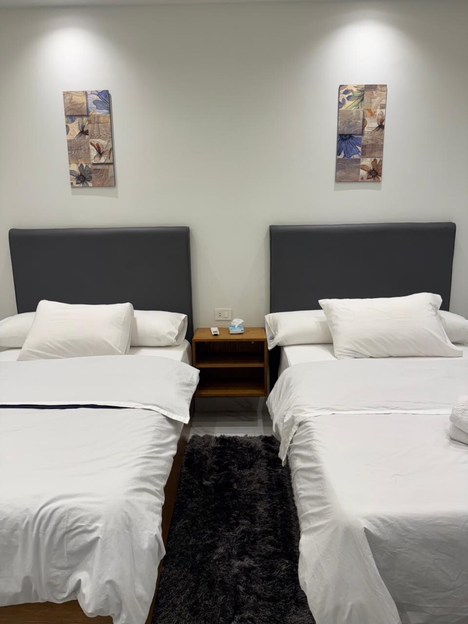 Twin bedroom — nightstand between the beds